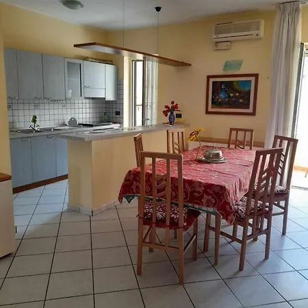 Tra Castello E Porto Отранто