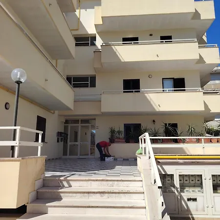 Tra Castello E Porto *