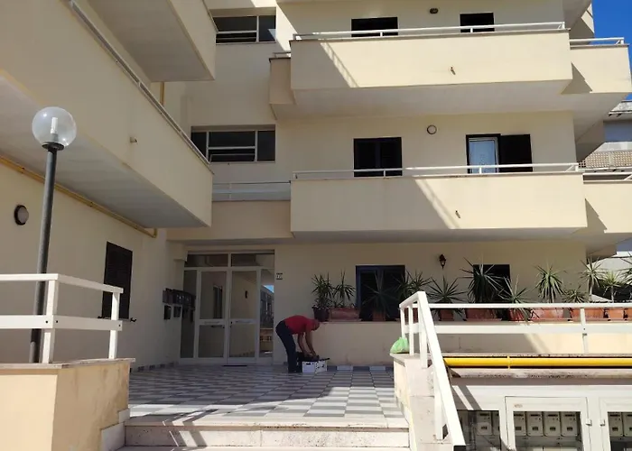 Tra Castello E Porto *