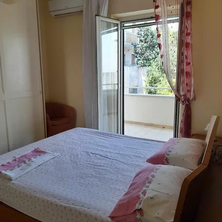 Tra Castello E Porto *