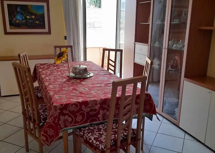 Tra Castello E Porto