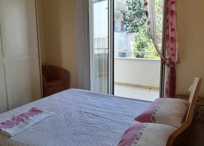 Tra Castello E Porto *